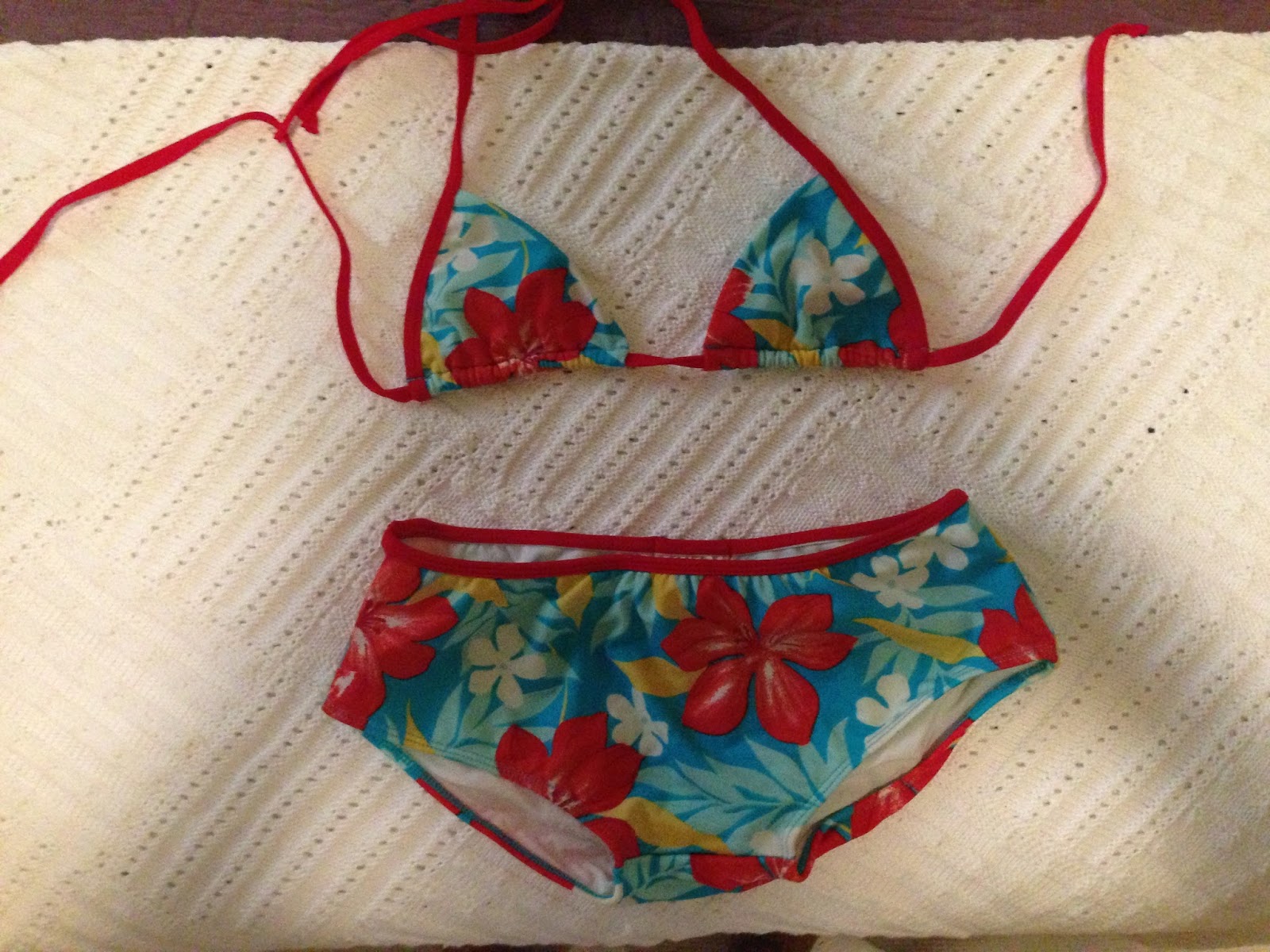 LOUCAS POR COMPRAS Bikini brasileiro com padrão floral