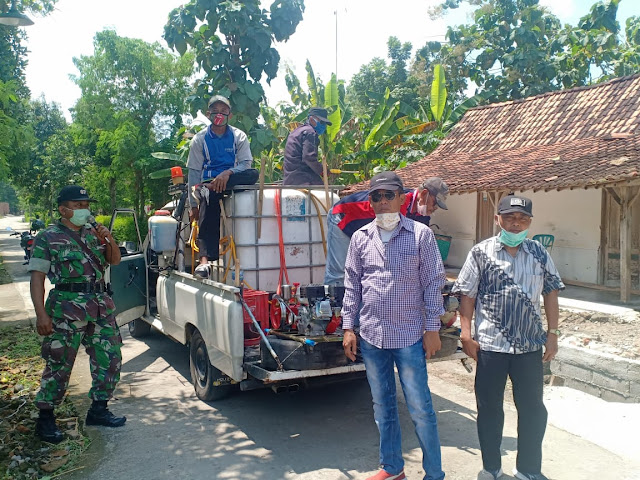 Babinsa Kebonromo Keliling Kampung Sosialisasikan Corona Babinsa Kebonromo Keliling Kampung Sosialisasikan Corona