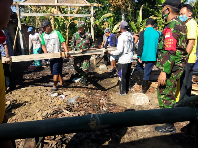 Bersama Masyarakat, Tiga Pilar Kecamatan Gayam Gotong-Royong Dirikan Rumah