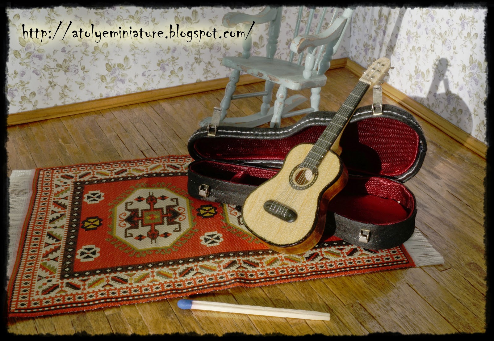 Minyatür Atölyesi Sallanan Sandalye ve Gitar