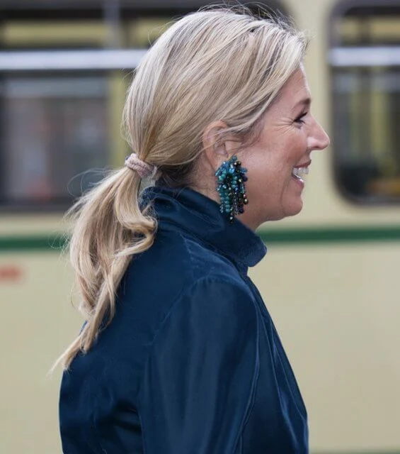 Queen Maxima's fashion wore a soft shiny top, neat trousers with wide legs, high heels and a pair of good earrings from Natan