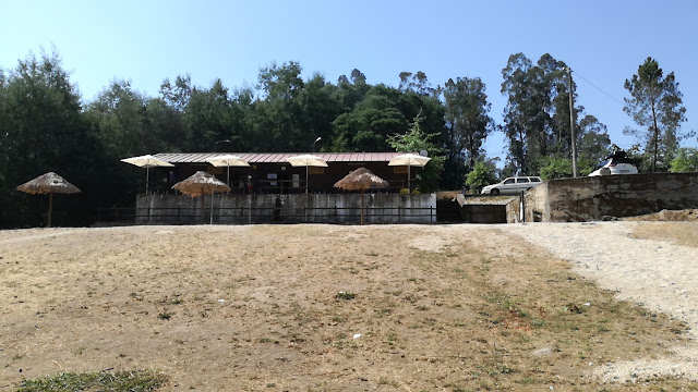 Zona de areal e chapéus de sol em frente ao Bar da Praia de Verim