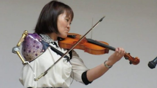 فتاة يابانية لا تعرف المستحيل مانامي تعزف على آلة الكمان بيد إصطناعية