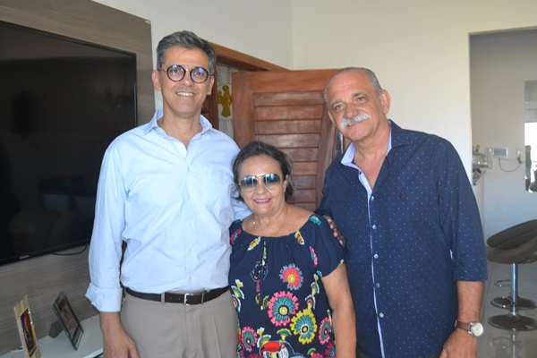 Em visita a suplente de vereador,Graça Costa,os amigos Coronel Azevedo.