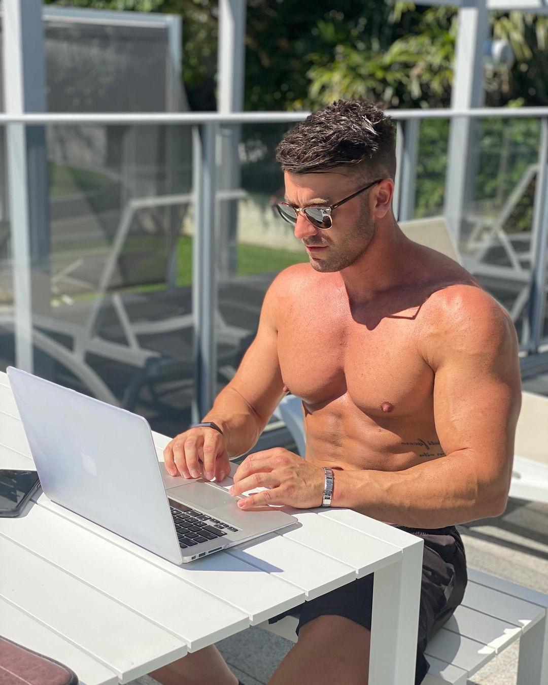 sexy-shirtless-muscle-pecs-guy-josh-phil