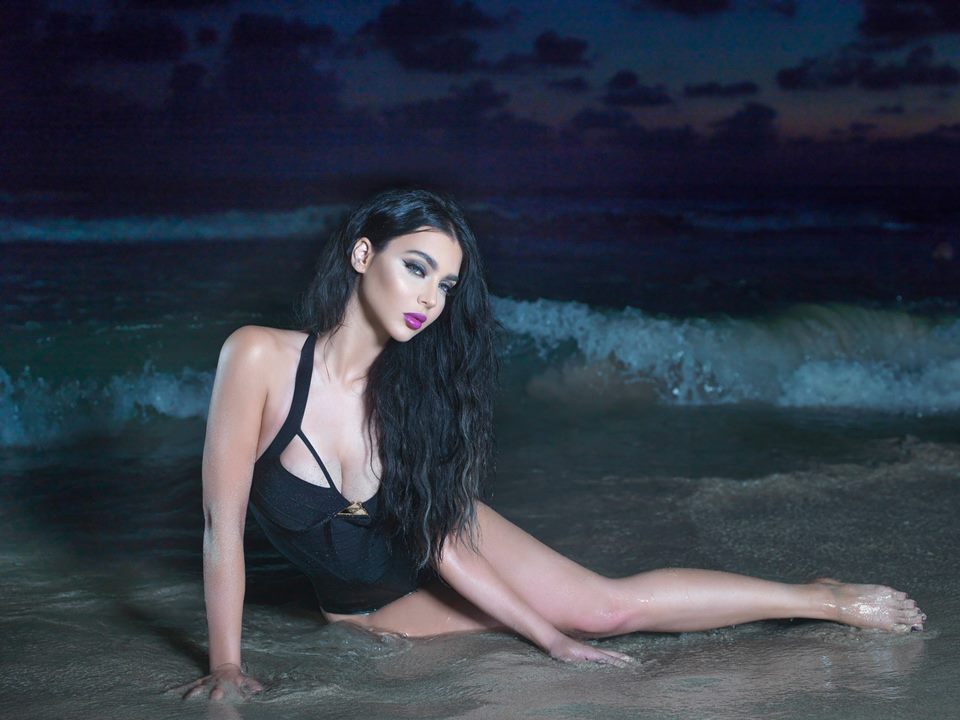 فضيحة المطربة قمر وهى عاريه 2017 صور قمر بمايوه بكينى