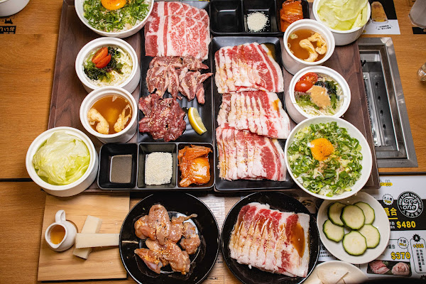 台中燒肉【one&one燒肉大墩店】南屯美食!誰說吃燒肉就要燒荷包?這裡只要280元一個人就可以開烤太划算了吧!還有滿滿蔥花的蛋拌鹽蔥飯非常治癒系!