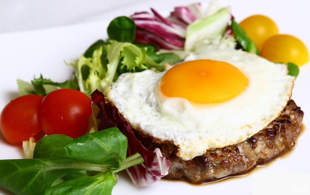 бифштекс натуральный с яйцом. бифштекс из говядины с яйцом. бифштекс говяжий с яйцом пашот. бифштекс рубленый с яйцом. бифштекс с яичницей.
