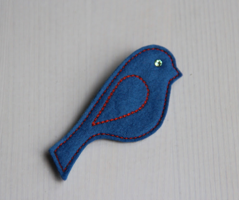 Броши из фетра схемы. Шаблон птички для броши из фетра. Брошь голубь из фетра. Корабль из фетра брошка. Ракета брошь из фетра.