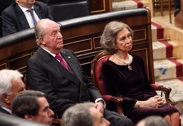 Queen Letizia wore Carolina Herrera red dress and clutch, Magrit pumps. Princess Leonor, Infanta Sofía and Queen Sofia