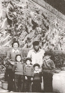 父母复婚后的一个星期天。北京北海公园九龙壁。母亲对复婚后的生活充满了希望。