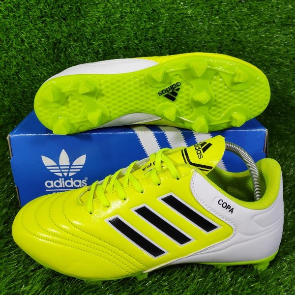 Giày bóng đá Adidas 