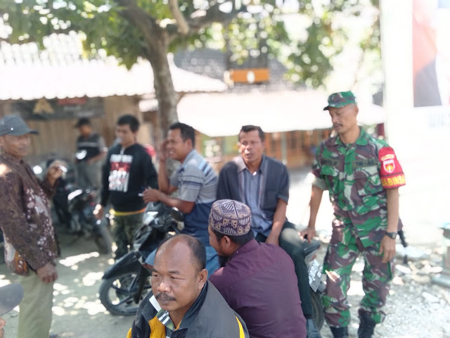 Jalin Keakraban, Babinsa Desa  Karanganom Melaksanakan Komsos Dengan Warga