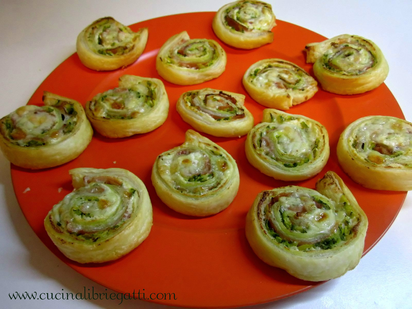 Rotolini Di Pasta Sfoglia Con Zucchine Speck E Formaggio