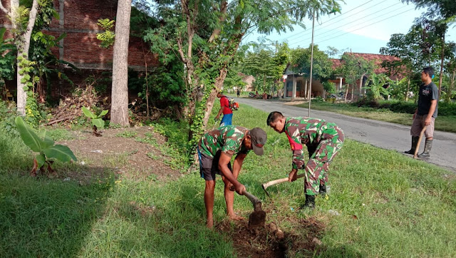 Peduli Kebersihan Lingkungan, Babinsa Kwangen Bantu Warganya
