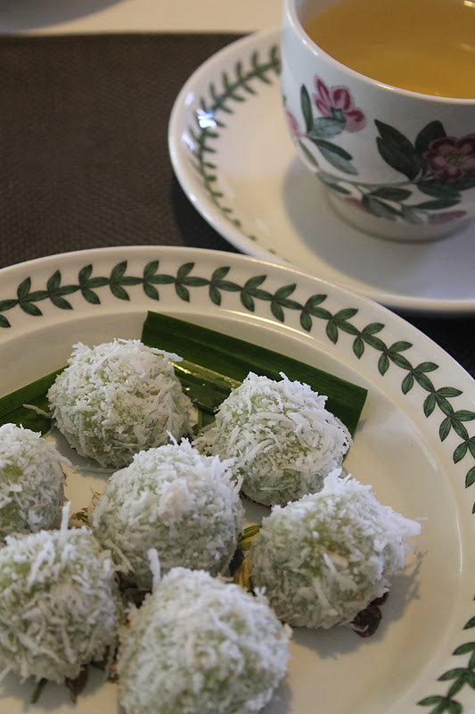 Kuih Onde Onde Sedap dan Lembut - Azie Kitchen