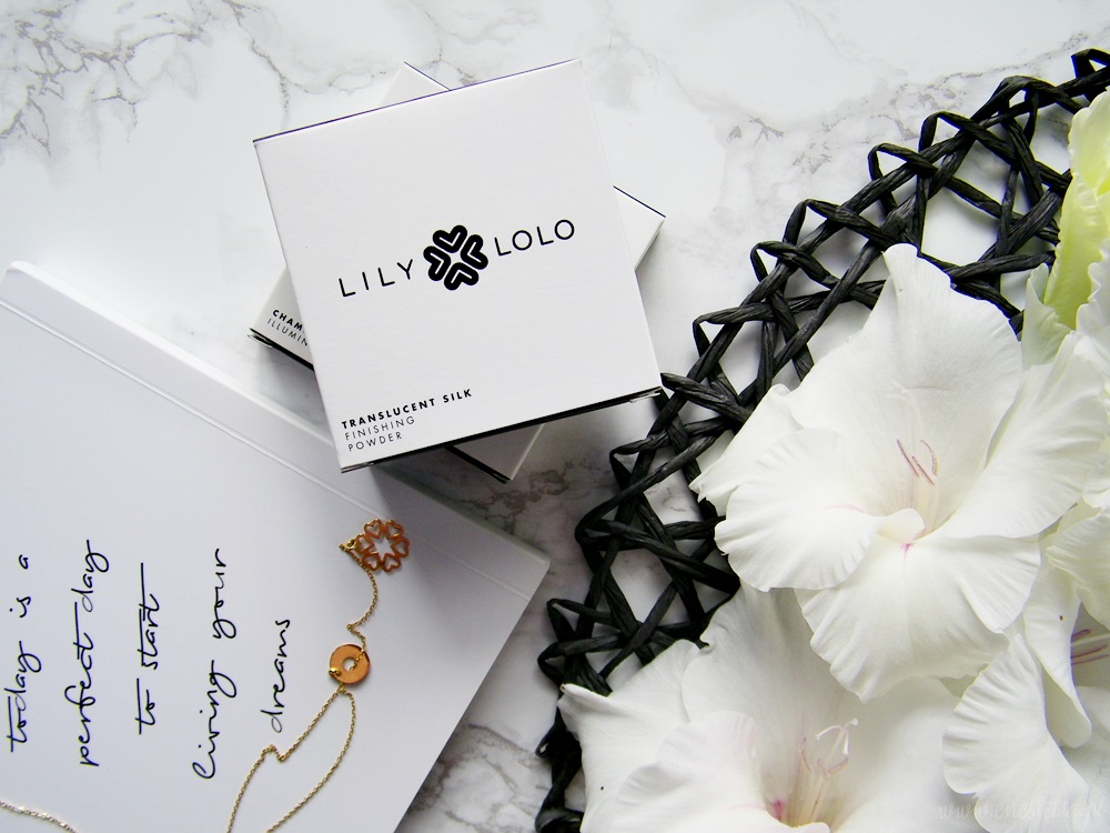 Rozświetlona, pełna blasku skóra z kosmetykami Lily Lolo | Jedwabny puder Translucent Silk oraz rozświetlacz Champagne Illumiator