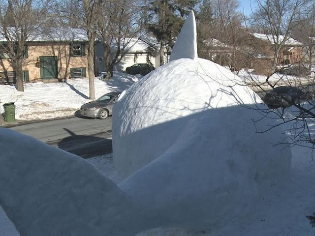 Hermanos construyen criaturas gigantes de nieve en su patio