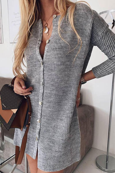 Change up your look with a variety of fabrics and textures. Mix colors, patterns, and cardigan lengths to really make your look pop. Here are 26 Breathtaking Cardigan Styles that are Chic and Warm. Winter outfits via higiggle.com #cardigan #winterstyle #knit #sweater