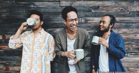 Lirik Lagu Zona Nyaman - Fourtwnty OST. Filosofi Kopi 2 | Lirik Lagu Dunia