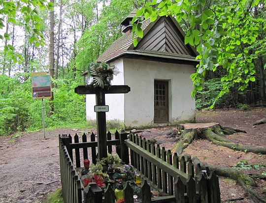 Kaplica cmentarna z XIX wieku, zwana kapliczką Żeromskiego i jedna z mogił. Kaplica cmentarna z XIX wieku, zwana kapliczką Żeromskiego i jedna z mogił.