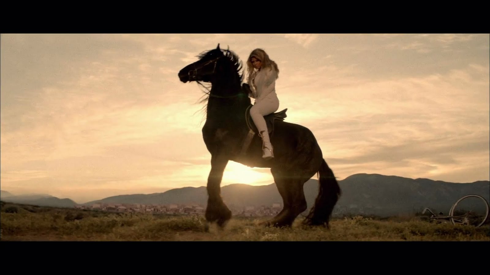 Diva Devotee: Video review: Beyoncé does Post-apocolyptic Stripper in