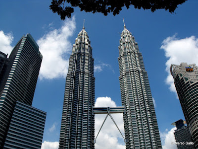 LAS TORRES PETRONAS Y LA TORRE MENARA, ICONOS DE KUALA LUMPUR. MALASIA