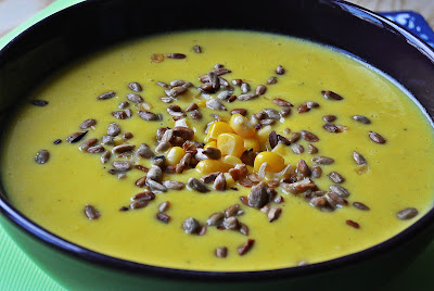 Kremowa zupa z cukinii i kukurydzy z prażonymi pestkami słonecznika