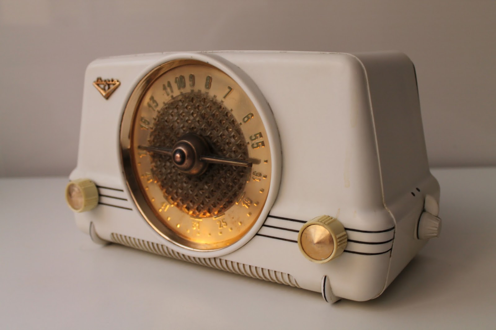 Vintagería Radio antigua de la casa catalana Iberia A71, fabricada en