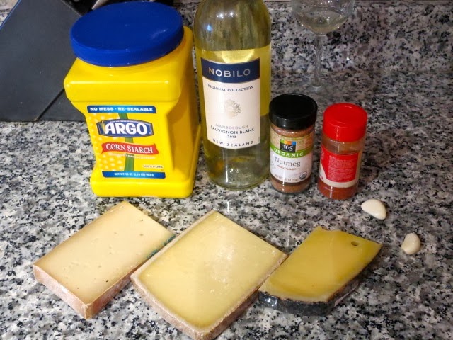 сыр для фондю. сыр для фондю. закуски к сырному фондю. какой сыр для фондю. фандю или фондю что это.