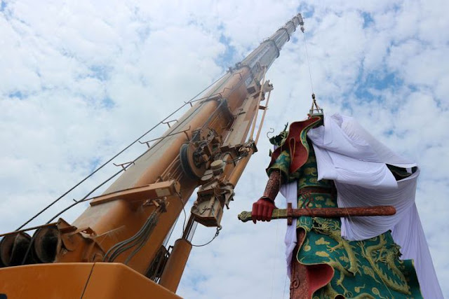 Viral! Patung Dewa Raksasa di Tuban Ditutup Kain Putih, Netizen Viral! Patung Dewa Raksasa di Tuban Ditutup Kain Putih, Netizen