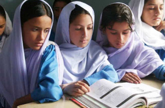 Niñas cristianas estudiando en escuela de Pakistán