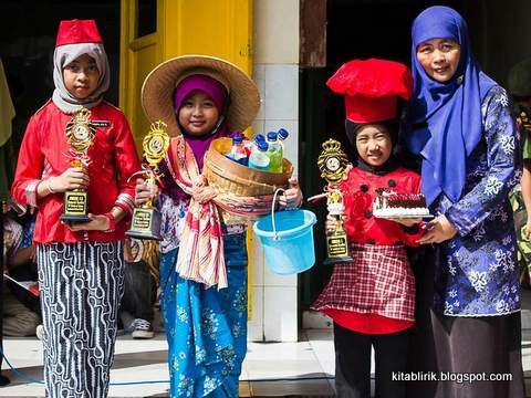 Lirik Lagu Surat Cinta Untuk Guru Kitablirik