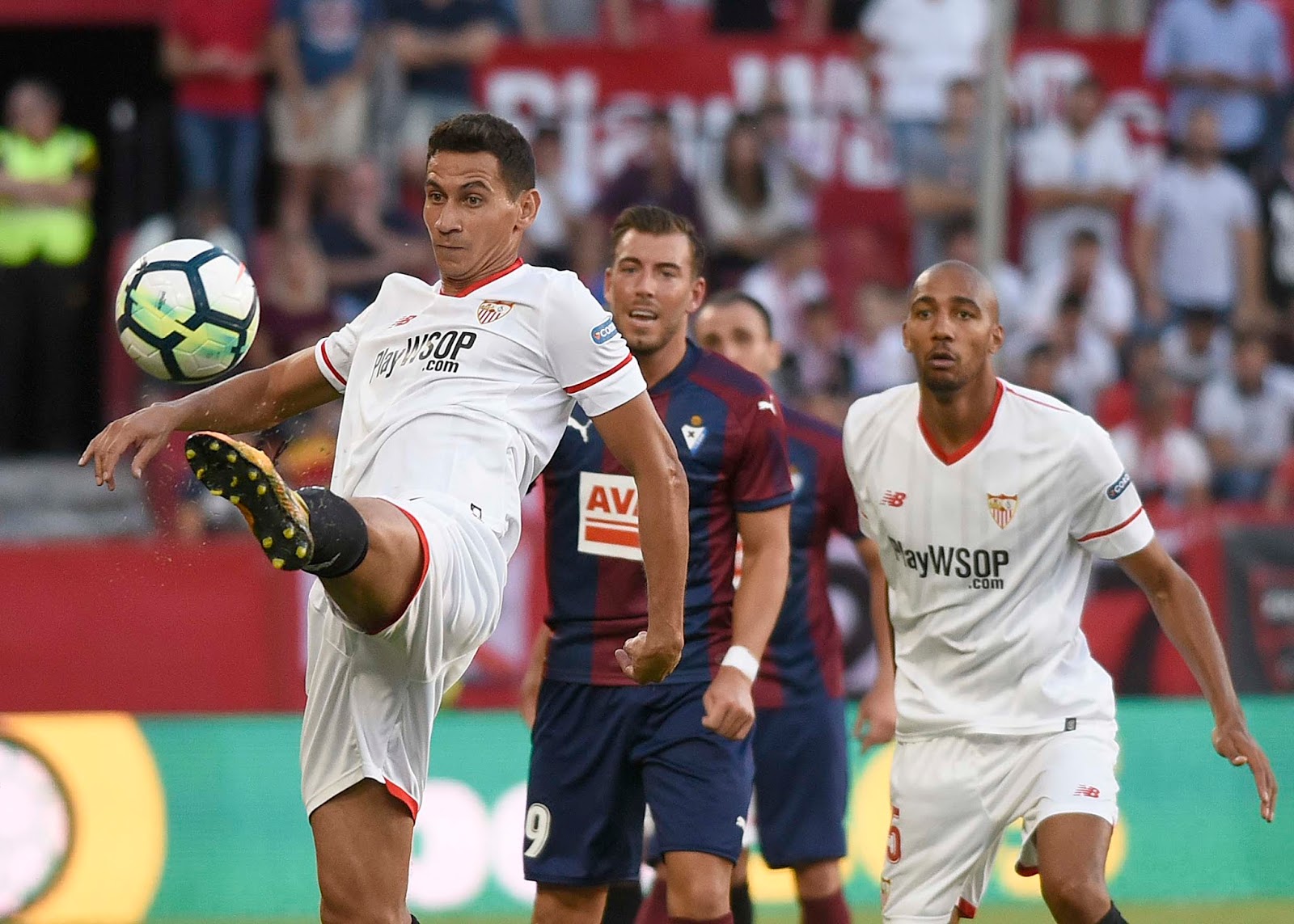 Gelán Noticias: FÚTBOL.- El Sevilla FC logra la primera victoria de la Liga 2017/18 en Nervión ...