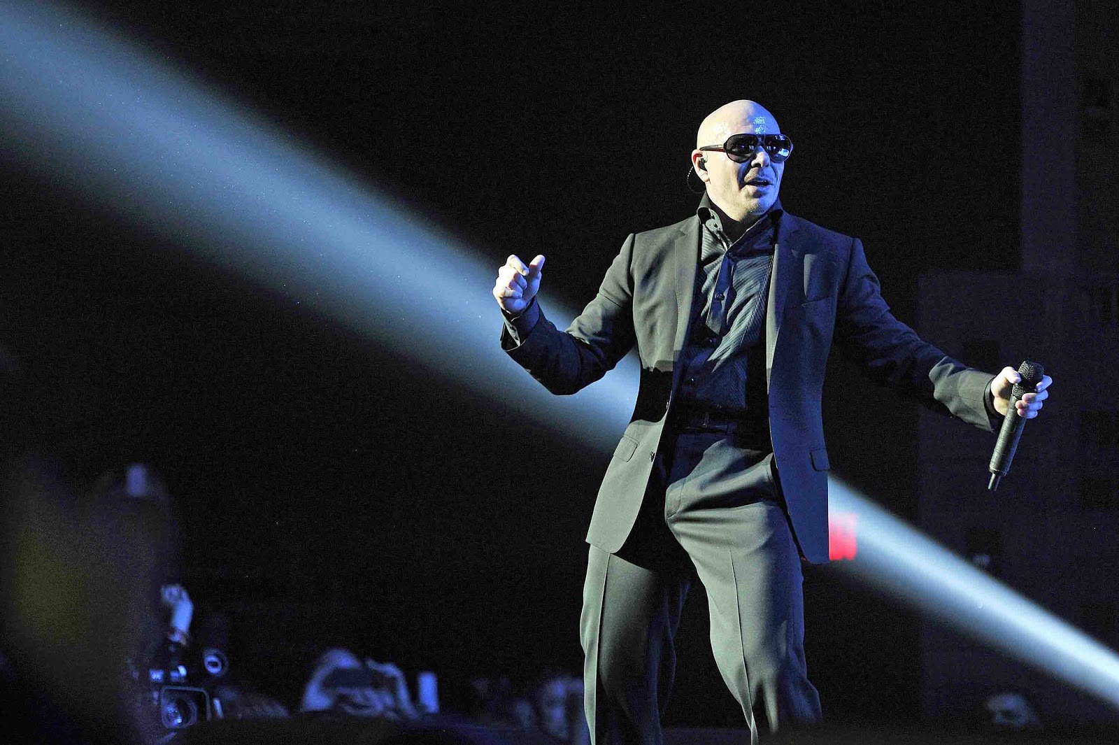 Концерт неизвестной группы. Концерт Pitbull в Гуанчжоу. Мистер Worldwide. Mr Worldwide Pitbull funny photos.
