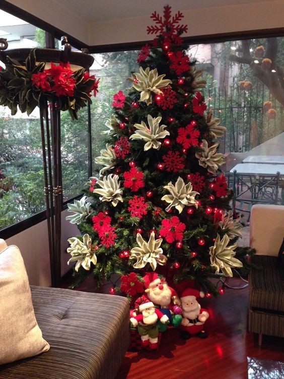 Crea en un 2x3: Bellas ideas con nochebuenas y flores para decorar el árbol  navideño