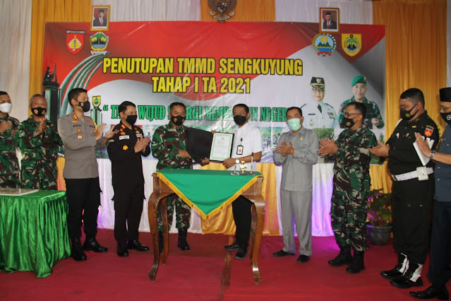 TMMD sengkuyung tahap I Jekani Mondokan selesai, ditutup oleh Wakil Bupati Sragen TMMD sengkuyung tahap I Jekani Mondokan selesai, ditutup oleh Wakil Bupati Sragen