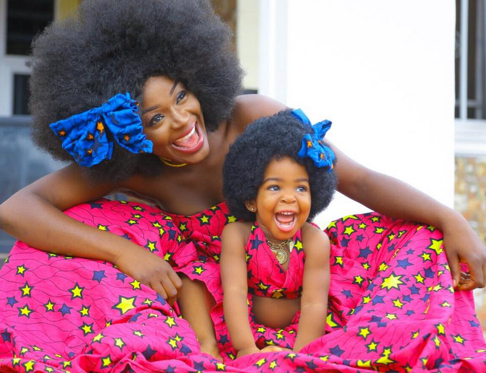 Чернокожая мать. Африканская мама и дочь. Мама с дочкой африканские. Мама африканка. Темнокожие мать и дочь.