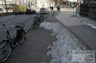 © hamburgize.com / Stefan Warda - "Geräumter Radweg" Gorch-Fock-Wall Winterdienst: "Geräumter Radweg" Gorch-Fock-Wall / Stephansplatz