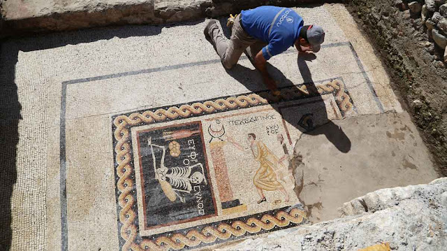 Μωσαϊκό με «χαρούμενο σκελετό» 2.400 ετών βρέθηκε στην Τουρκία