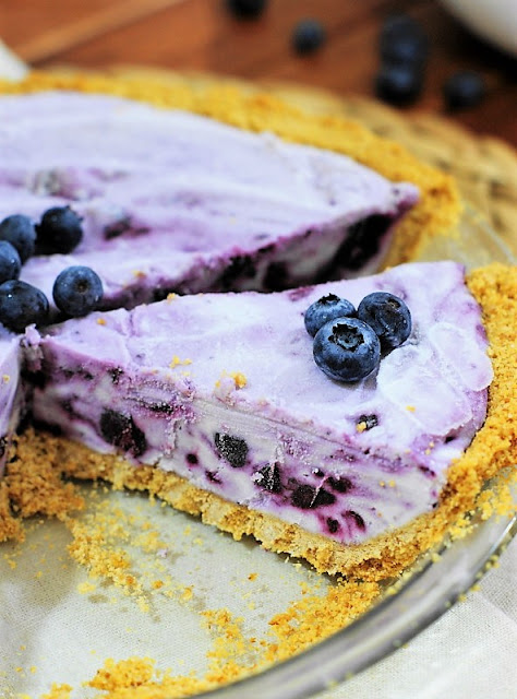 Frozen Cream Cheese Blueberry Pie l Homemade Recipes //homemaderecipes.com/holiday-event/24-recipes-for-blueberry-pie-day