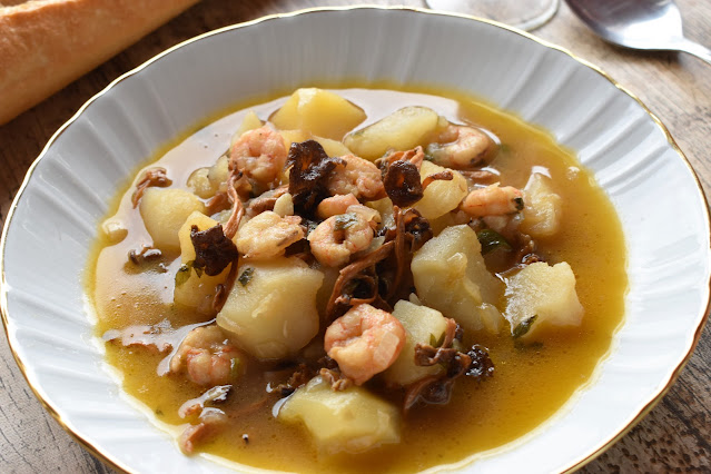 Patatas Guisadas Con Gambas Y Camagrocs (setas)
