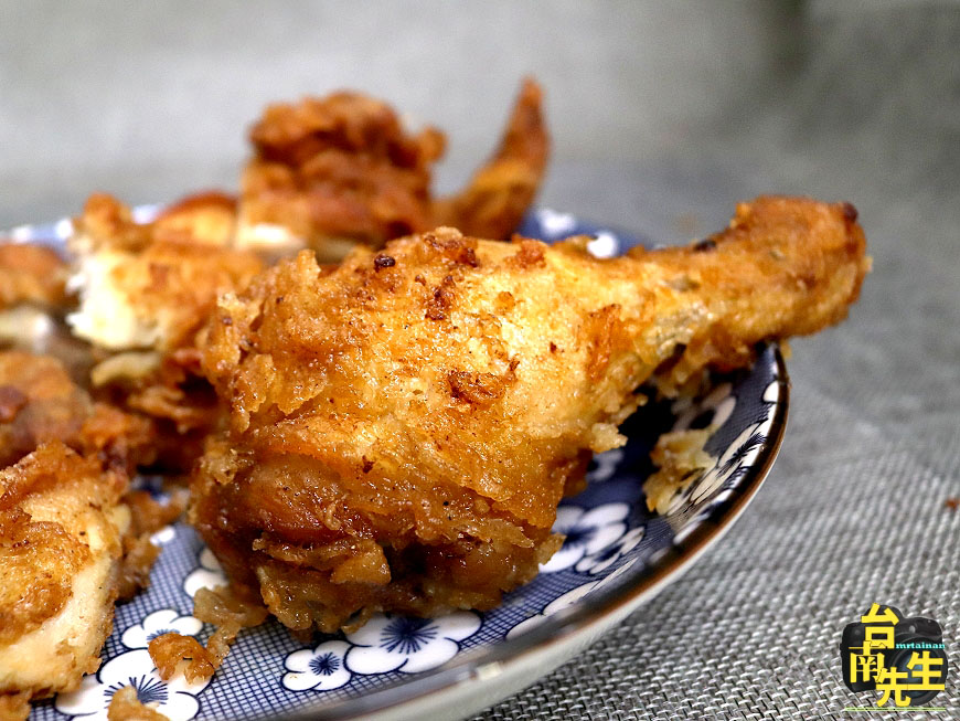 台南炸雞/懶得賺錢只賣週六日/一大早就營業飄香20多年/限量供應一起鍋就秒殺/晚來只能吃屑屑/老闆忙到手都沒停過