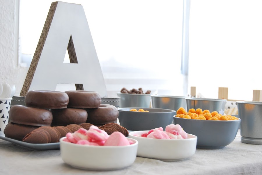 mesa de cumple en gris y blanco