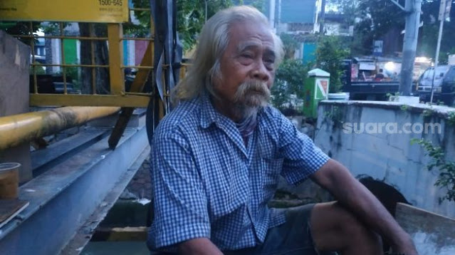 Ini Sosok Gelandangan yang Ditemui Risma, Bantah Orang PDIP dan Jualan Poster Sokarno Ini Sosok Gelandangan yang Ditemui Risma, Bantah Orang PDIP dan Jualan Poster Sokarno