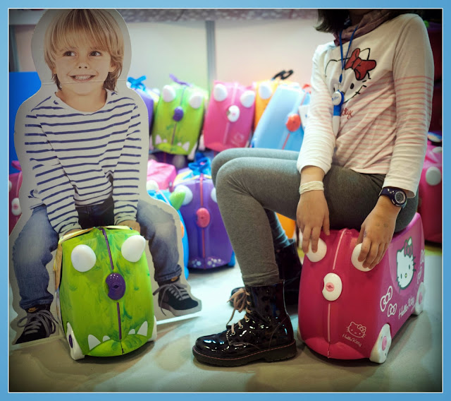 Carmen probando las maletas Trunki en la feria de Bebés y Mamás