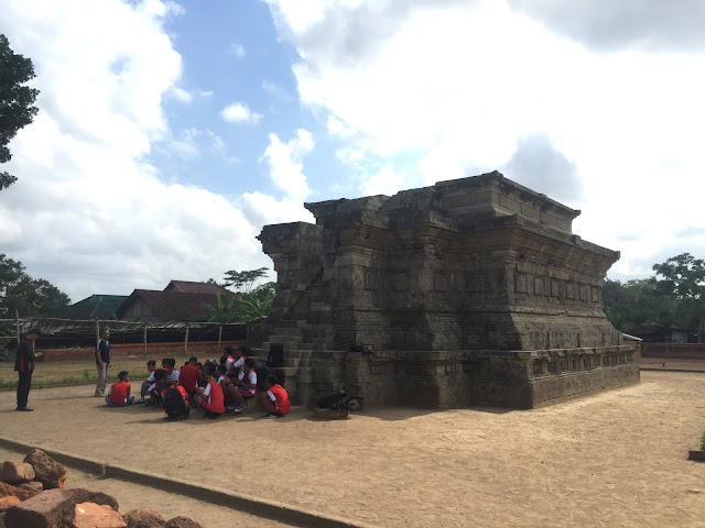 bagian depan candi cungkup