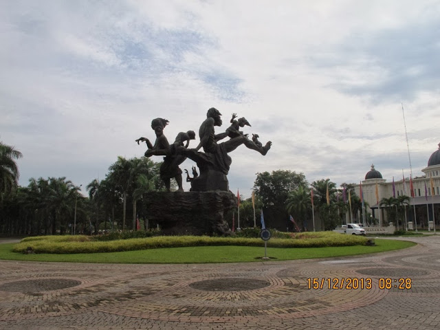 Patung Keluarga Bahagia Citra Indah City