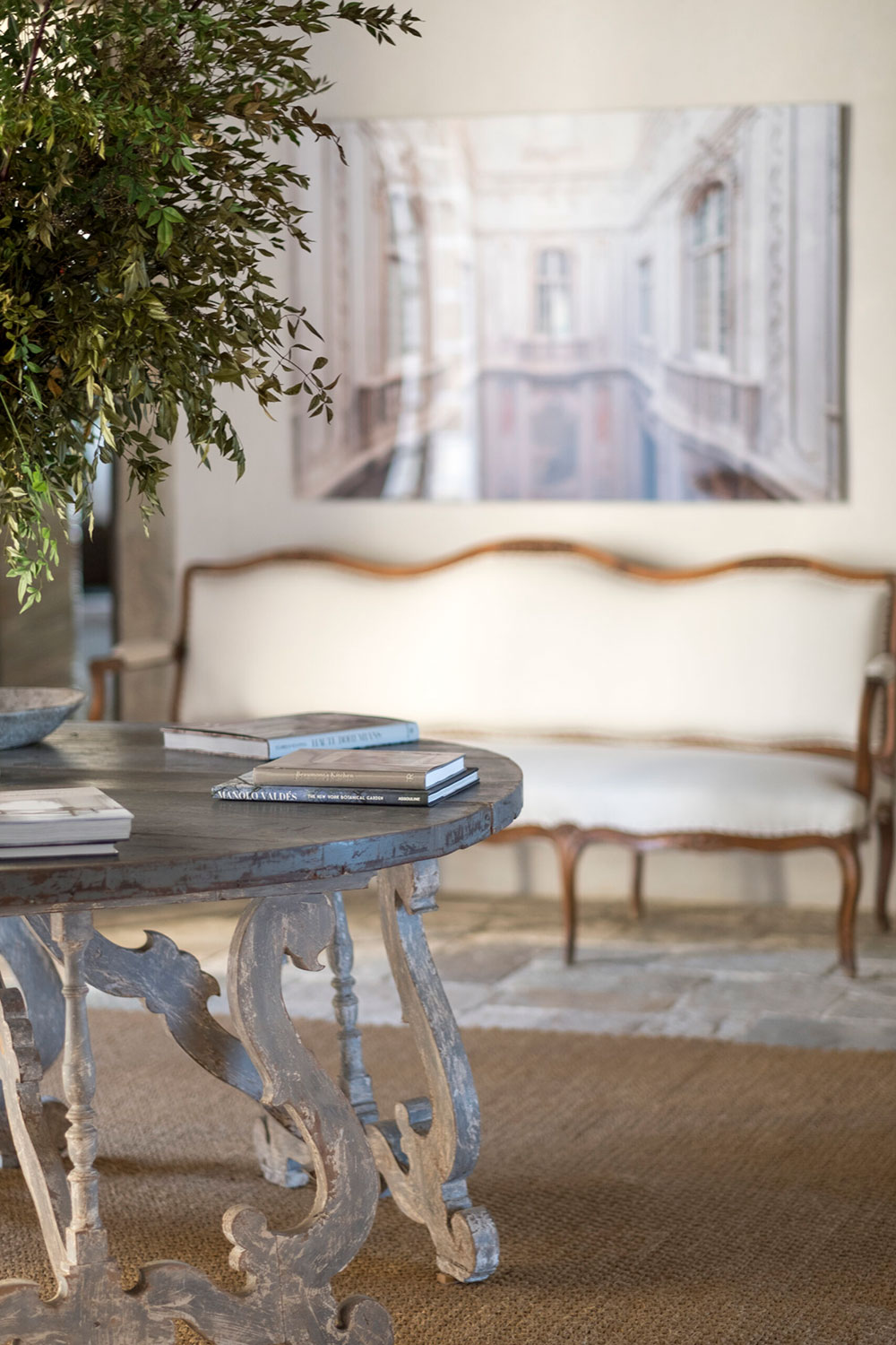 A chic Spanish mansion with a noble character by Studio Las Perelli