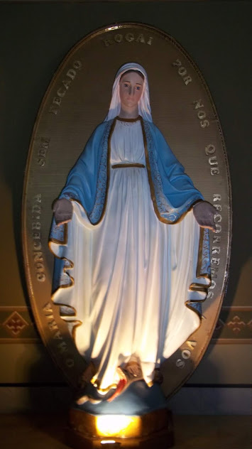Imagem de Nossa Senhora das Graças (da Medalha Milagrosa) na Igreja de São Vicente de Paulo, em Curitiba, Paraná, Brasil. Foto: Ronald Stresser